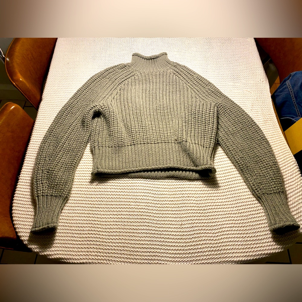 Women’s H&M chunky sweater sage small